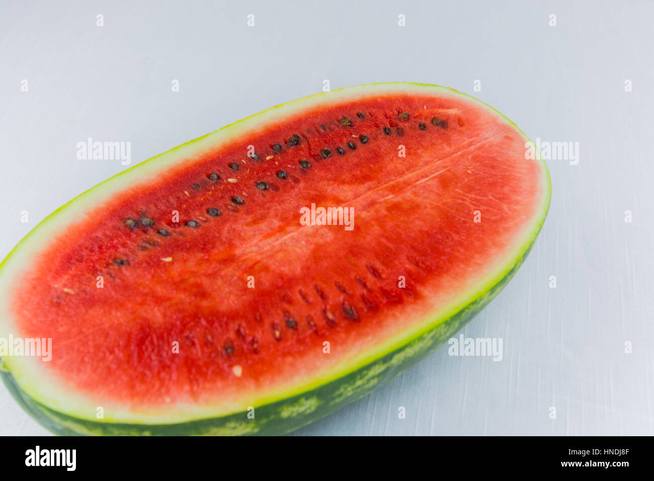 Watermelon coupées en deux ou en segments.demi-lune. Fruit d'été méditerranéen ou sicilienne. Sur fond blanc Coupe. ressource graphique. Banque D'Images