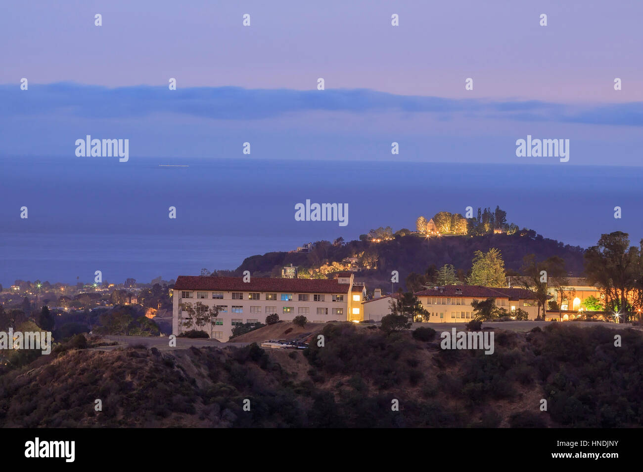 Crépuscule Vue aérienne de certaines maisons sur la montagne de Santa Monica, Los Angeles County, Californie Banque D'Images