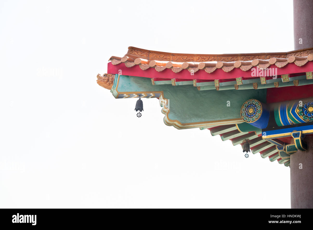 Le toit du temple de style chinois isolé sur fond blanc. Banque D'Images