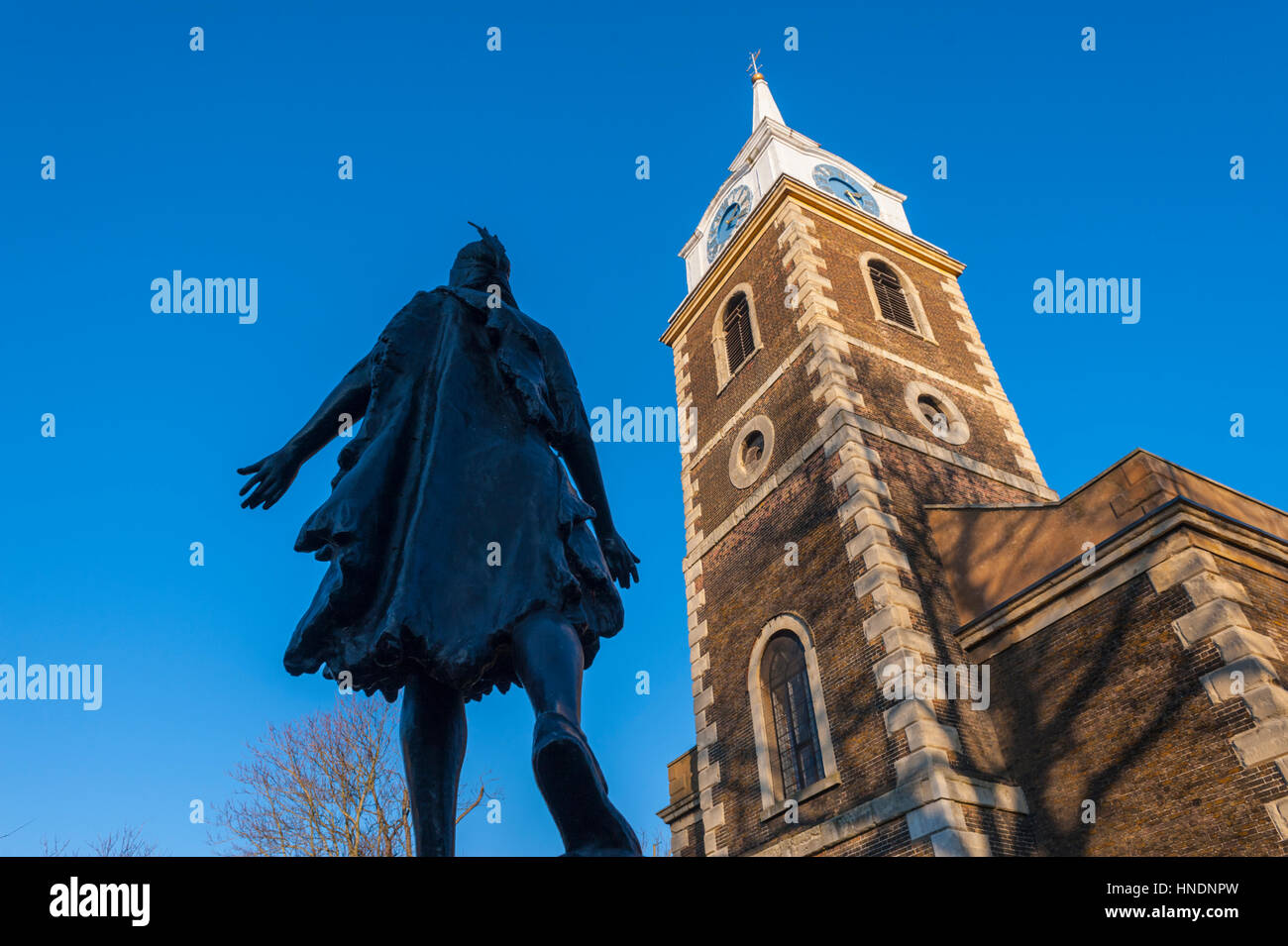 Église Saint Georges Gravesend avec la Statue de Pocahontas en premier plan Banque D'Images