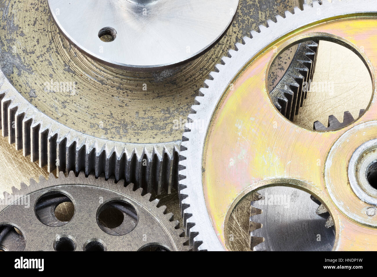 Vieux pignons et autres détails de machines sur fond de métal Banque D'Images