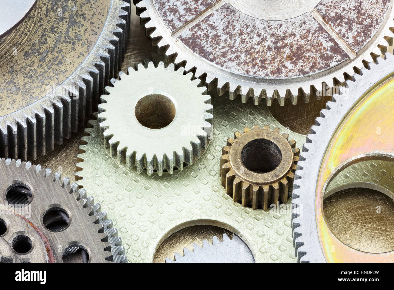 Old rusty metal pignons et autres détails de machines sur fond de laiton Banque D'Images