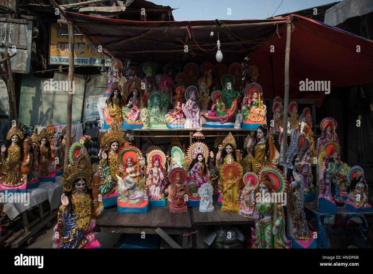 Les idoles de dieux et déesses hindous sont faites et peintes dans Kumortuli, une banlieue nord de Kolkata, en Inde, où de nombreux artisans vivent et travaillent. Banque D'Images