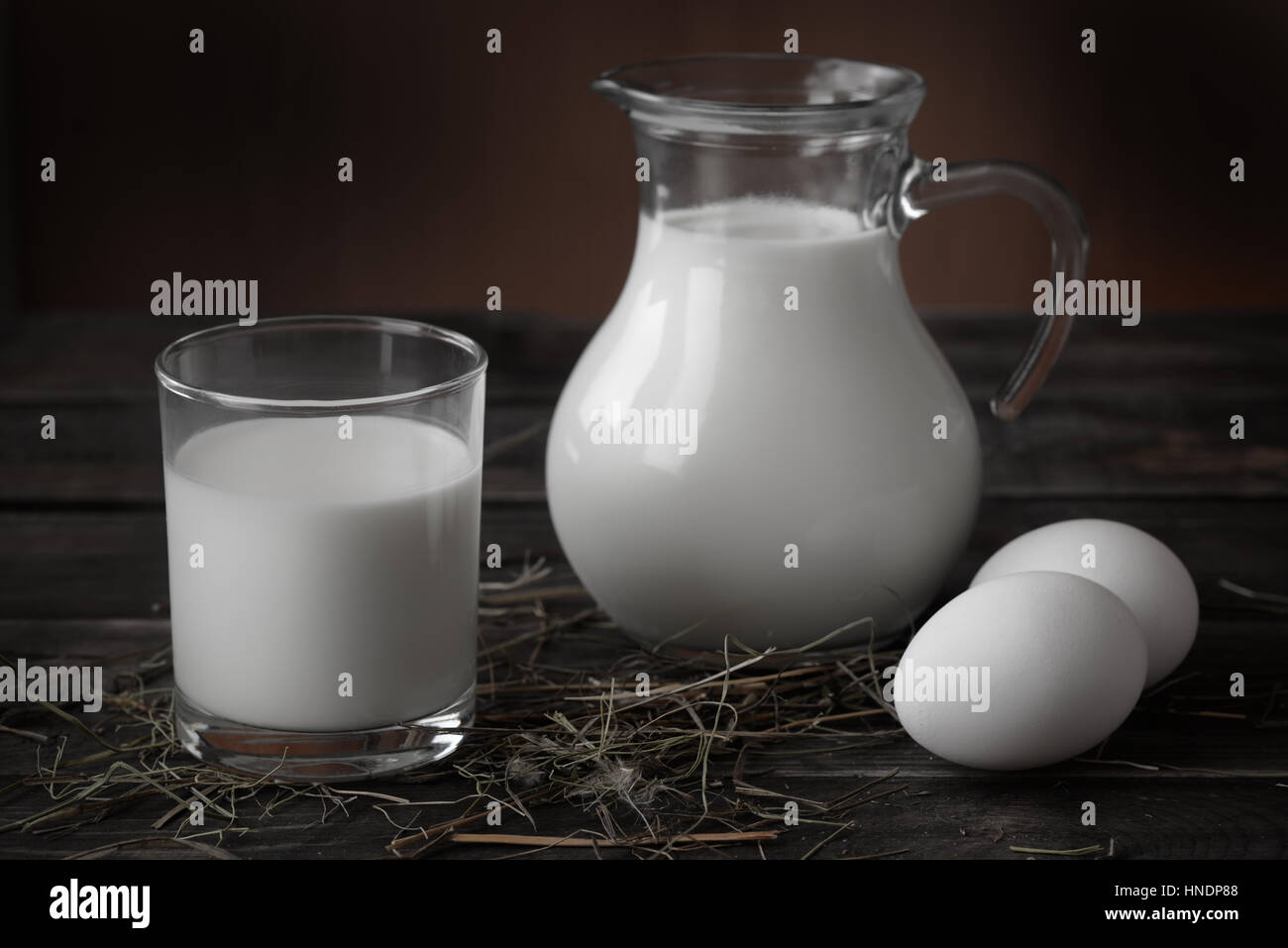 Nature morte avec du lait et des œufs Banque D'Images