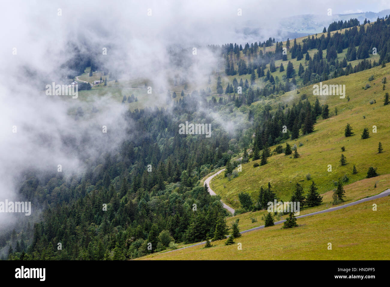 Vue depuis la tour de Feldberg comme les nuages clairs, Forêt Noire, Allemagne Banque D'Images Vue depuis la tour de Feldberg comme les nuages clairs, Forêt Noire, Allemagne Banque D'Images