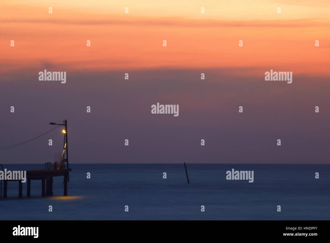 L'Amant avec un pont de vue du coucher de soleil en arrière-plan. Banque D'Images
