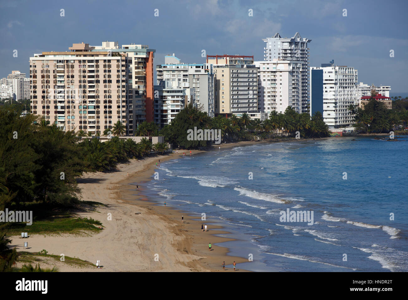 Les immeubles de grande hauteur sur le bord de l'eau. Portrait de Isla Verde beach, New York, San Juan, Puerto Rico Banque D'Images