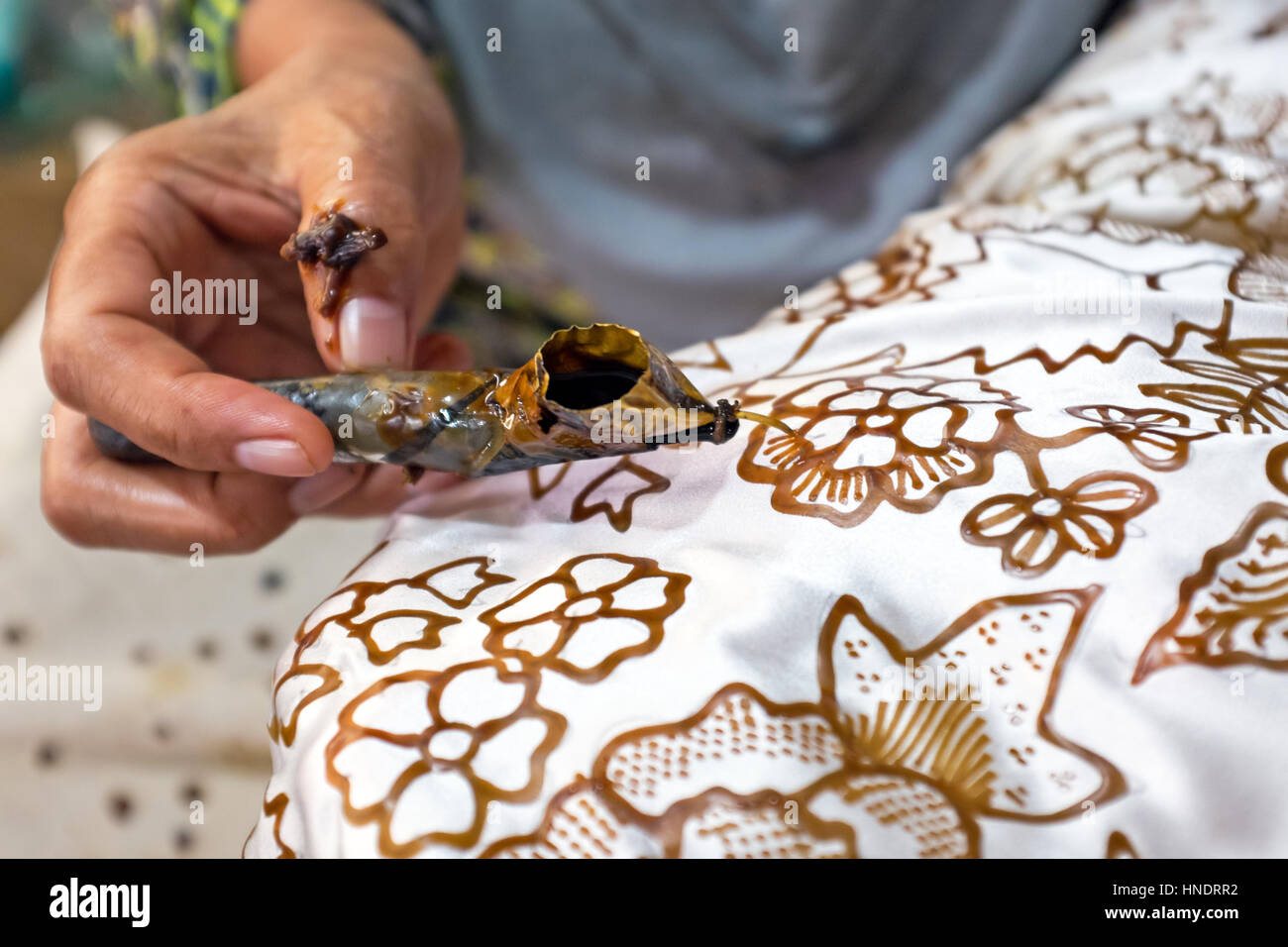 Peinture Aquarelle sur le tissu pour faire de batik. De Batik fait partie de la culture indonésienne Banque D'Images