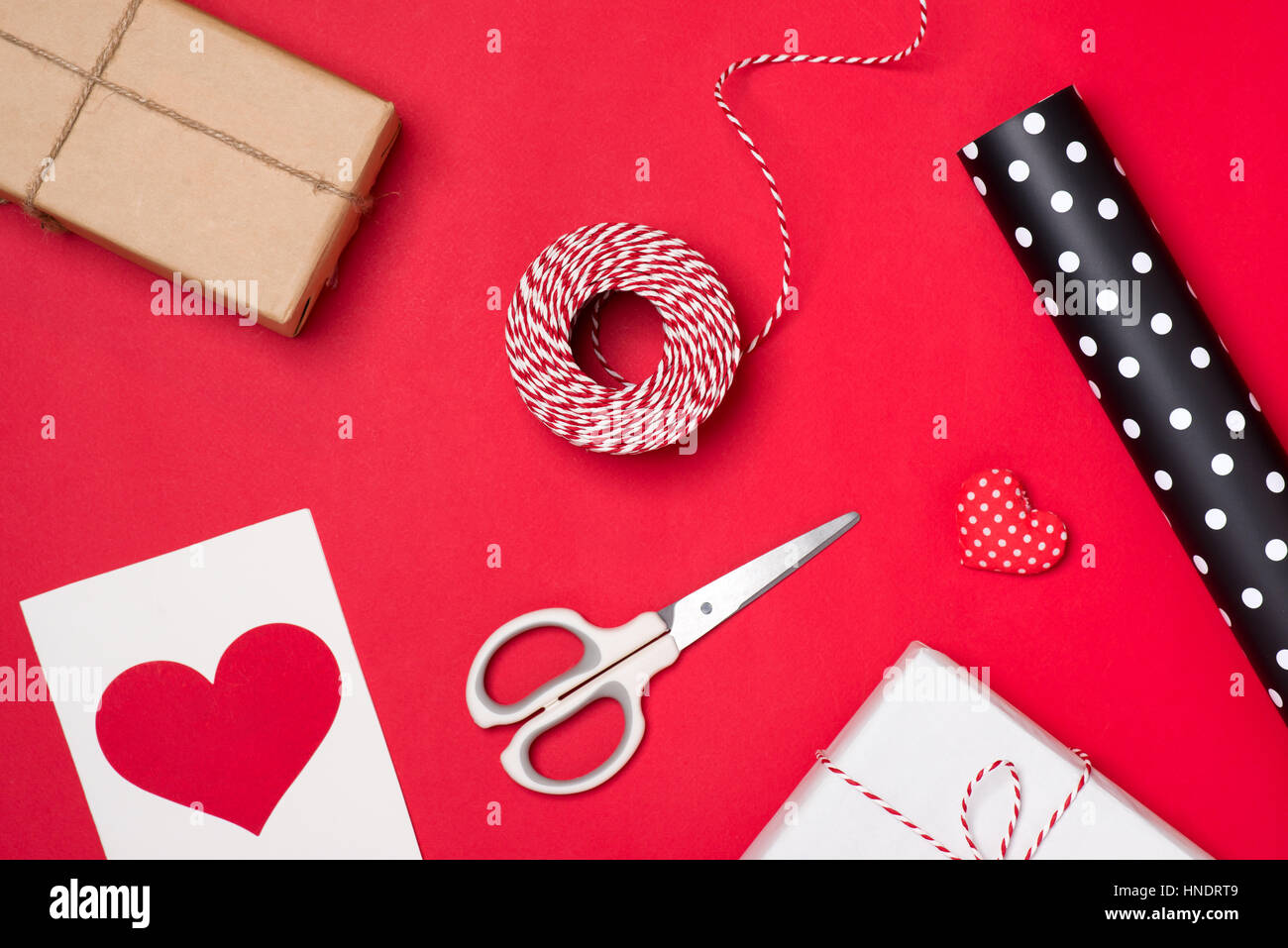 Maison de vacances d'emballage cadeaux pour la Saint Valentin sur fond rouge. Banque D'Images