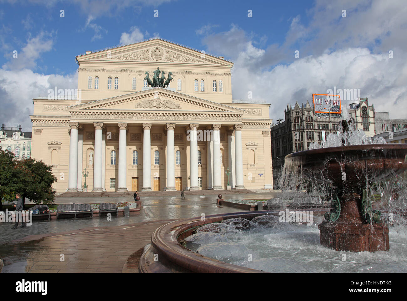 La Russie. Moscou. Voir au théâtre du Bolchoï au cours de journée ensoleillée Banque D'Images