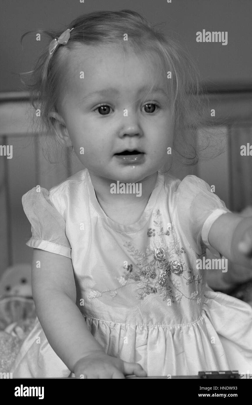 Libre D Une Petite Fille Blonde Enfant Enfant Dans Une Belle Robe En Noir Et Blanc Doux Bebe Enfant Fragile Innocent Concept Photo Stock Alamy