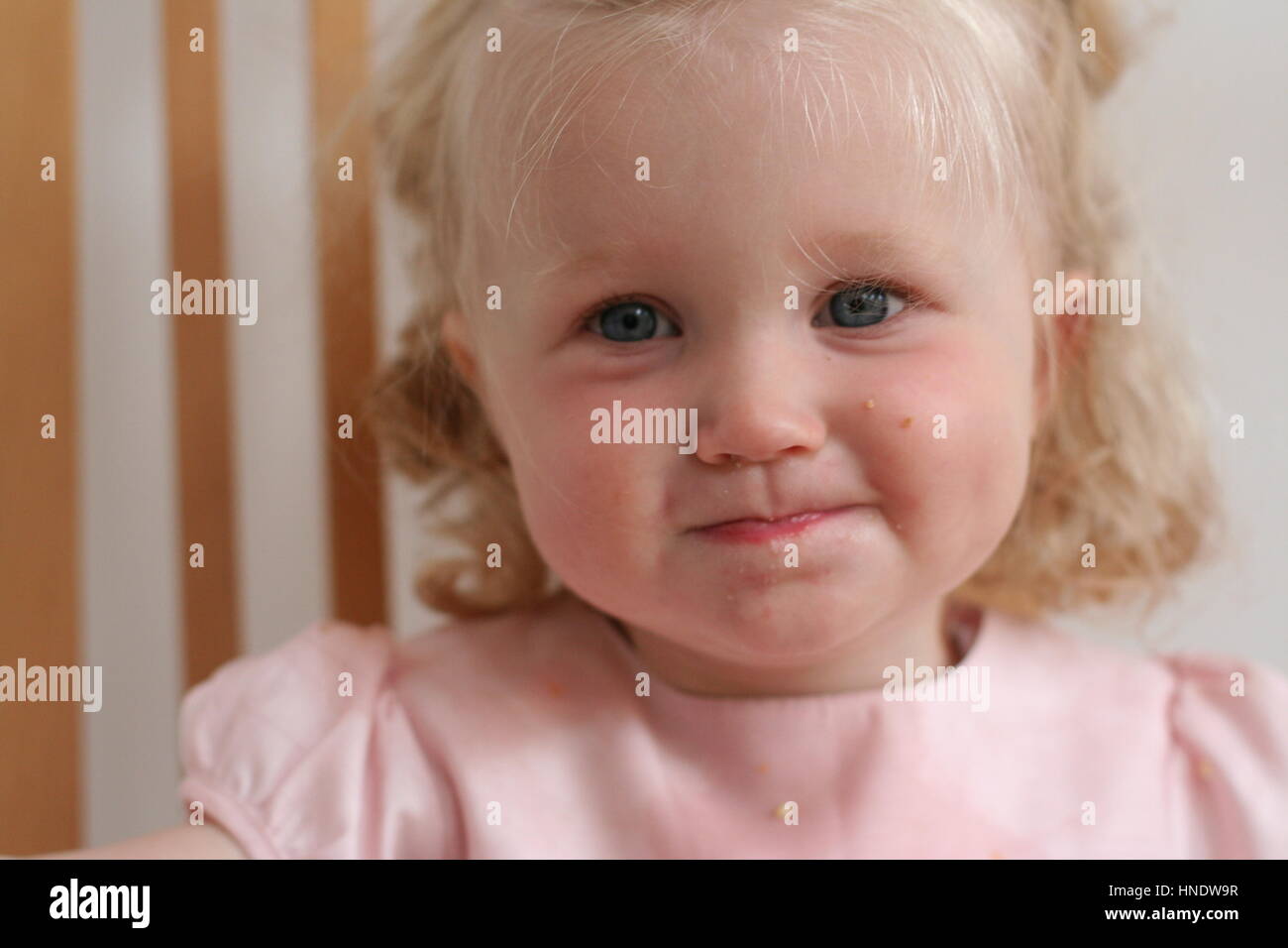 Petit Enfant Kid Blond Girl Smiling Blonds Cheveux Boucles L Alimentation De L Enfant Avec Un Sourire Sur Son Visage Photo Stock Alamy