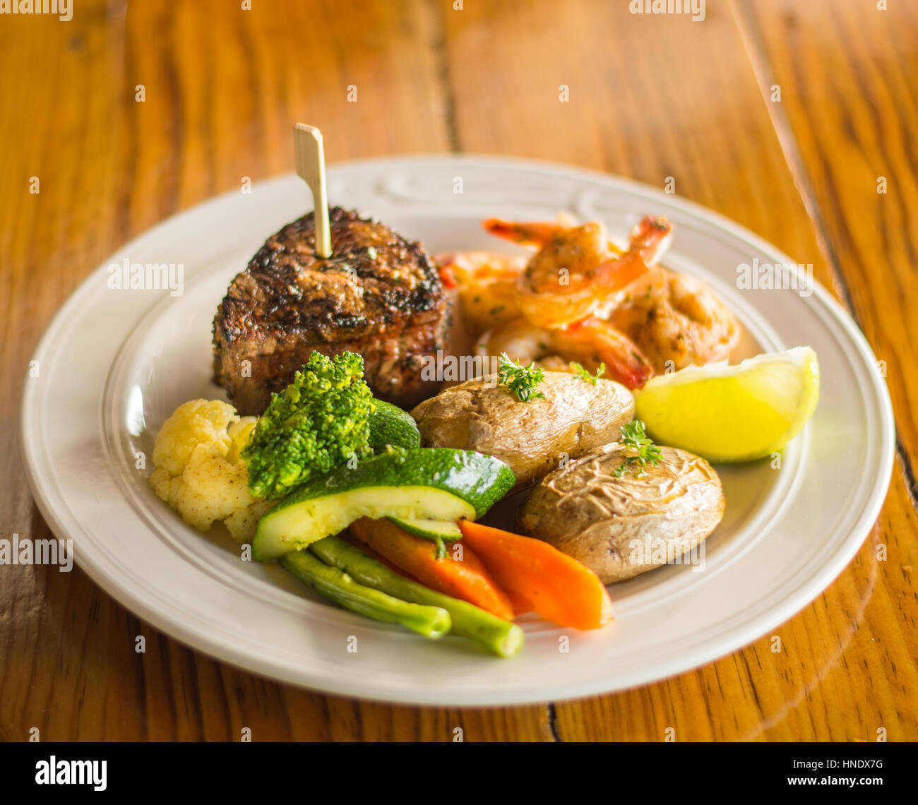 Le Steak grillé et crevettes Banque D'Images