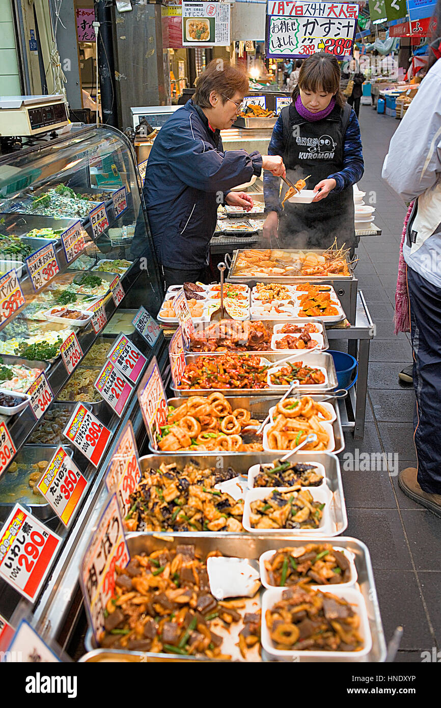 Décrochage de l'alimentation, prêt à manger, dans le marché de Kuromon Ichiba, Osaka, Japon, Asie Banque D'Images