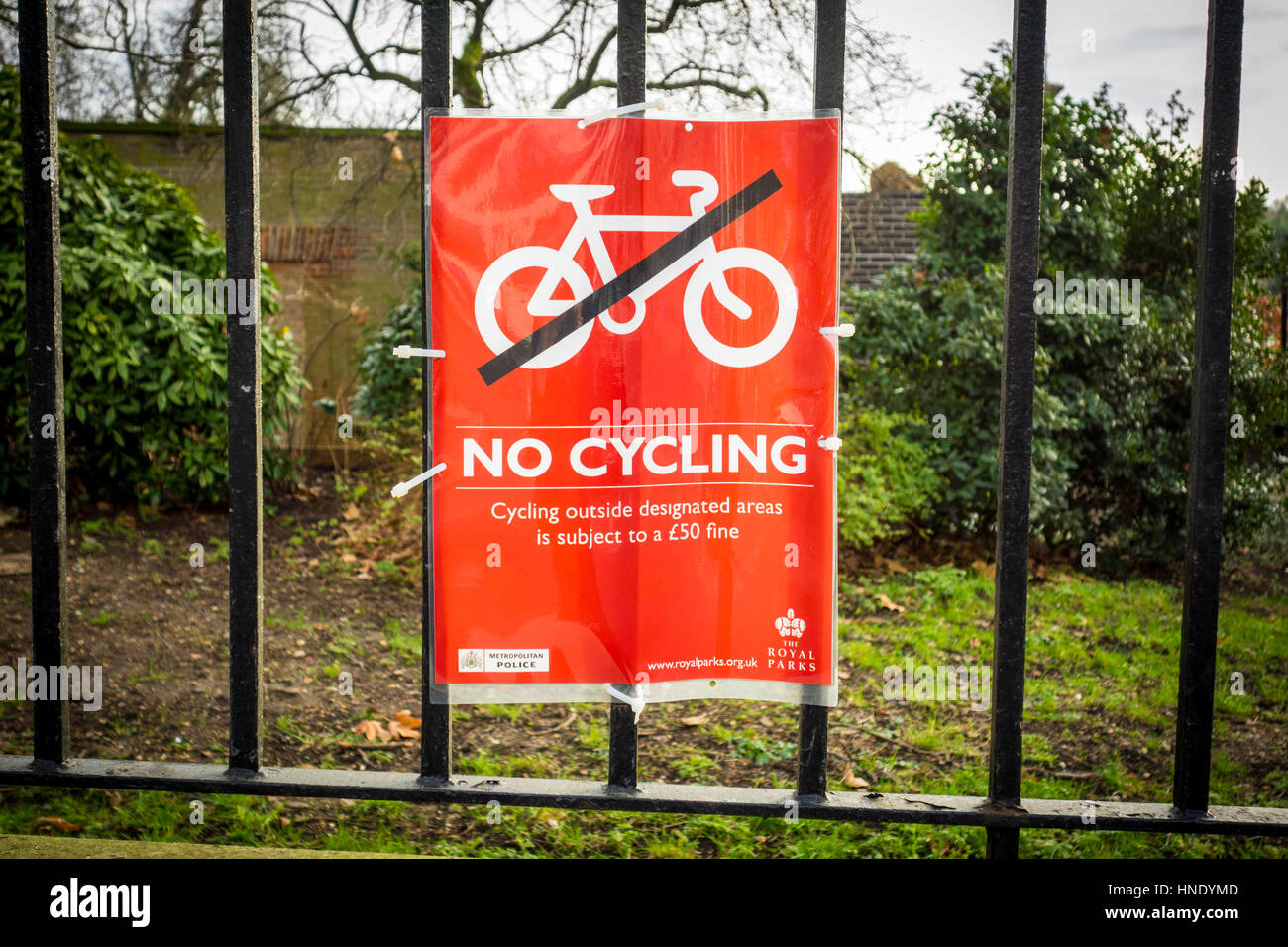 Pas de vélo enseigne à l'extérieur du parc de Kensington, London, UK Banque D'Images