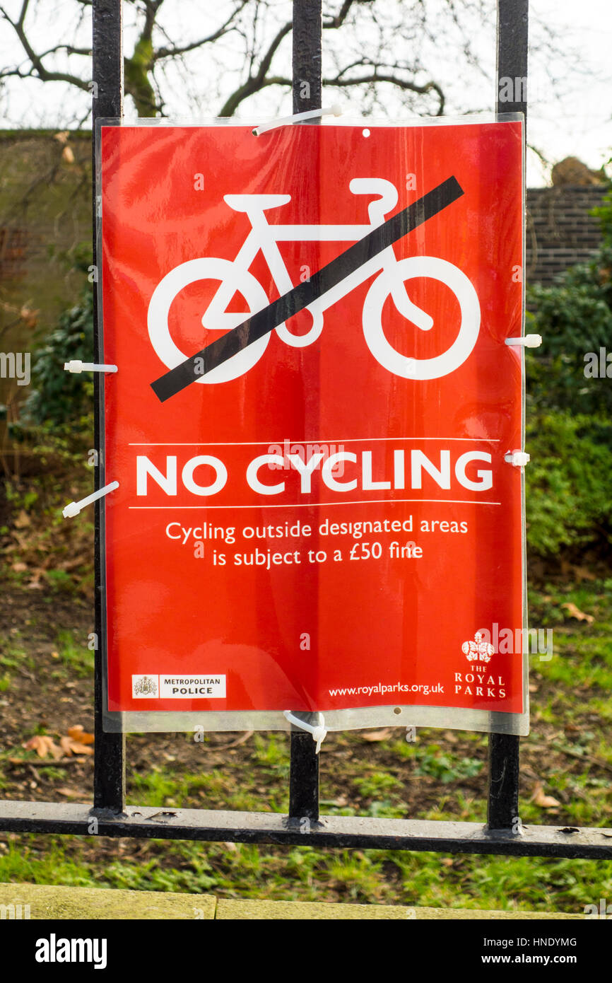 Pas de vélo enseigne à l'extérieur du parc de Kensington, London, UK Banque D'Images