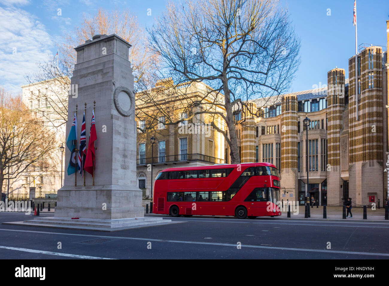 Nouveau routemaster bus rouge à côté du cénotaphe de Whitehall. London, UK Banque D'Images