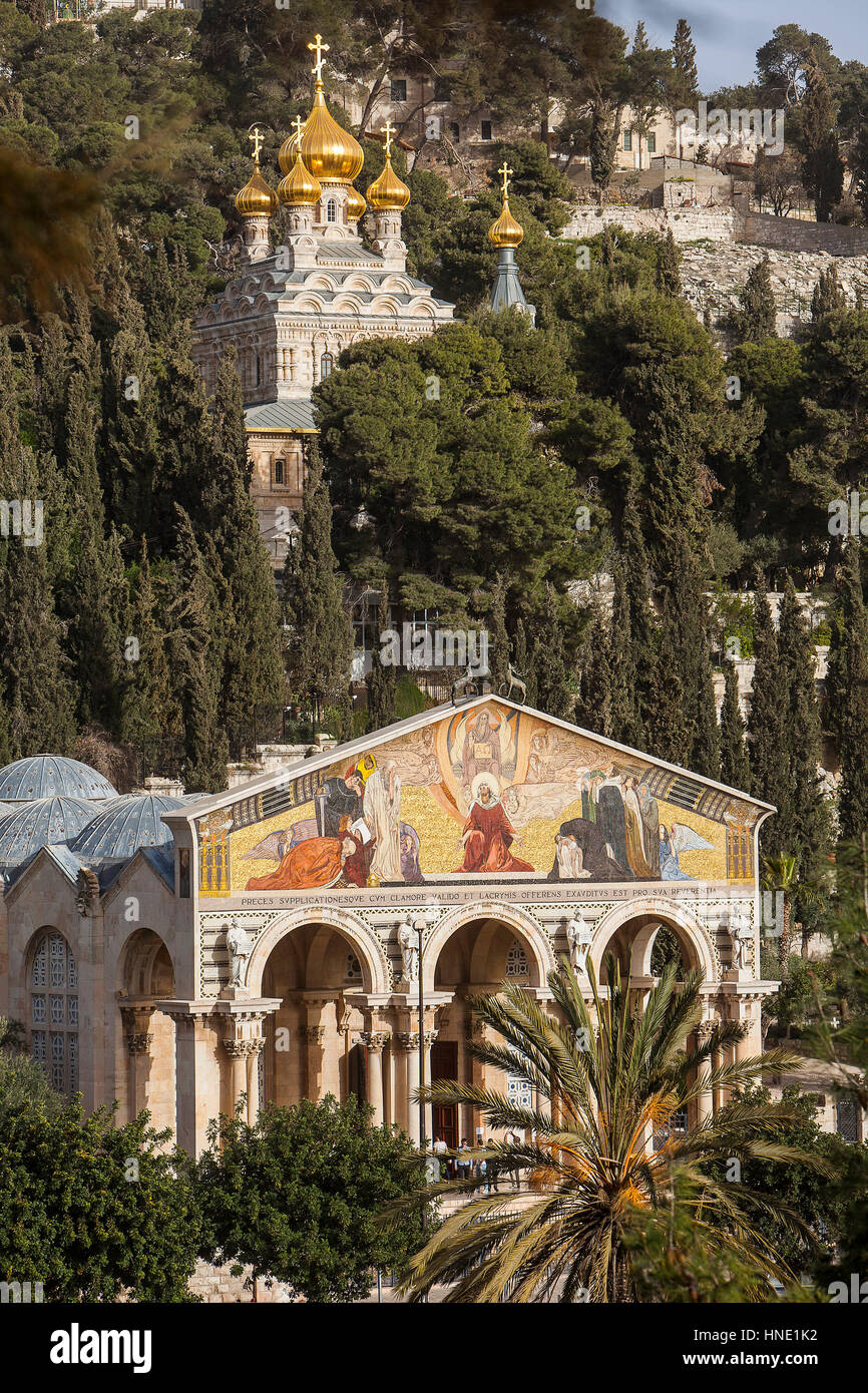 Maria-Magdalene russe-orthodoxe l'Église et de l'Eglise de toutes les nations aussi appelée basilique de l'agonie au mont des Oliviers., Jérusalem, Israël. Banque D'Images