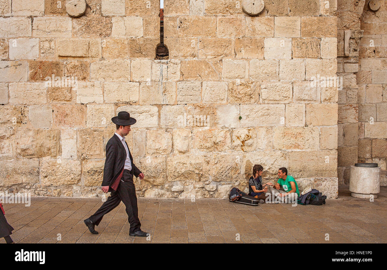 Scène de rue, dans la ville de Jérusalem près de la porte de Jaffa, vieille ville, Jérusalem, Israël. Banque D'Images