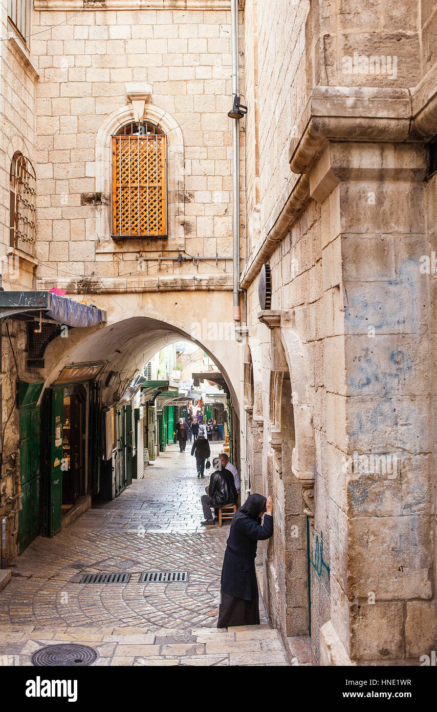 Nun praying, station VI, Chemin de croix, la Via Dolorosa, vieille ville, Jérusalem, Israël. Banque D'Images