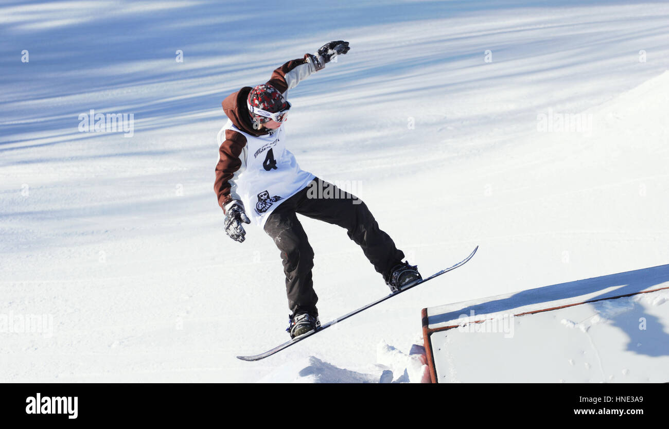 Snowboarder sautant sur rail Banque D'Images