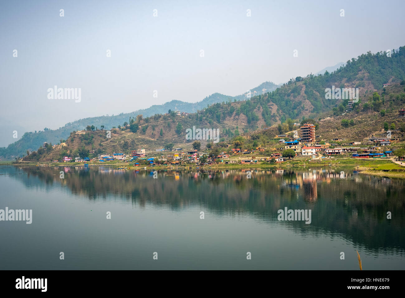 Vue du lac Phewa dans la vallée de Pokhara, près de Pokhara, dans le district de Kaski, Gandaki, Népal. Le lac Phewa est l'un des lacs qui se rétrécissent en Asie du Sud. Banque D'Images