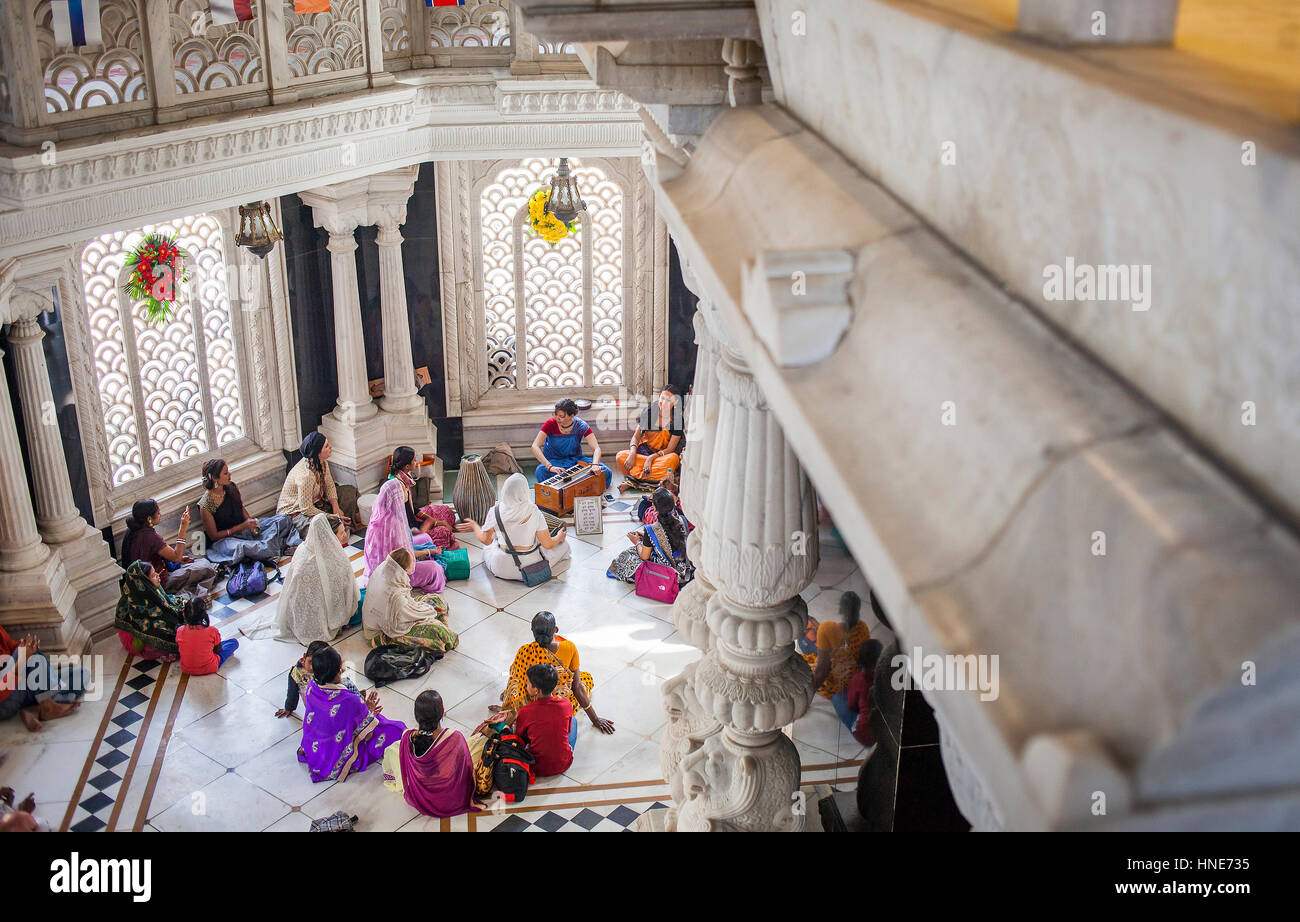 Groupe de personnes priant, en Temple ISKCON, Sri Krishna Balaram Mandir,Vrindavan, Mathura, Uttar Pradesh, Inde Banque D'Images