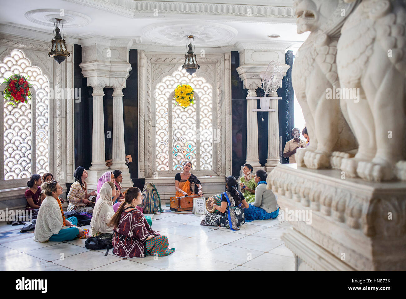 Groupe de femmes priant, en Temple ISKCON, Sri Krishna Balaram Mandir,Vrindavan, Mathura, Uttar Pradesh, Inde Banque D'Images