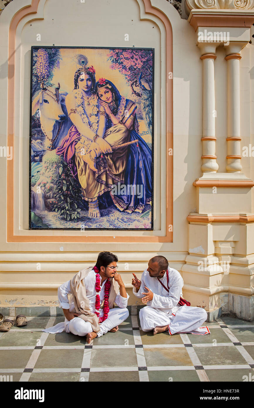 Les croyants, dans Temple ISKCON, Sri Krishna Balaram Mandir,Vrindavan, Mathura, Uttar Pradesh, Inde Banque D'Images