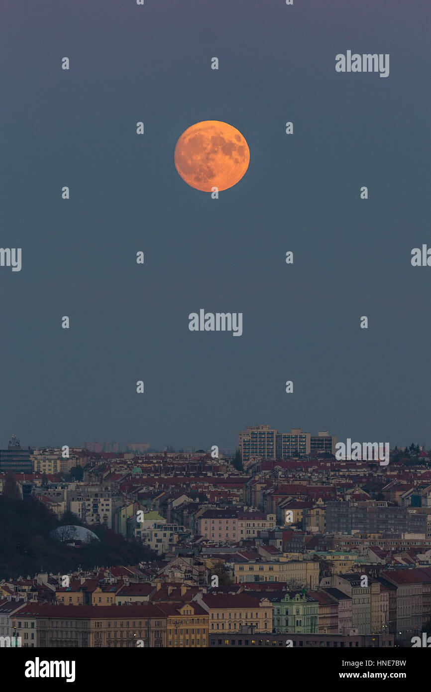 Ou A Ete Prise La Photo A Telecharger Pix Lune Ville Pays La pleine lune au-dessus de couleur nuit ville Photo Stock - Alamy