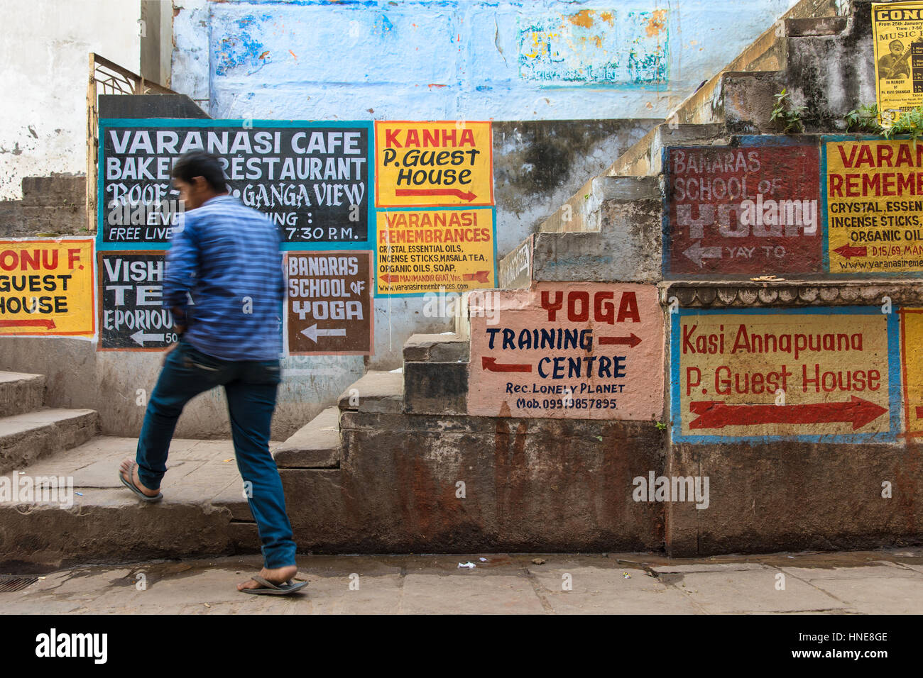 Les panneaux peints à la main de yoga publicité lodges, les écoles de musique et restaurants à Varanasi, en Inde, l'une des destinations touristiques les plus populaires. Banque D'Images