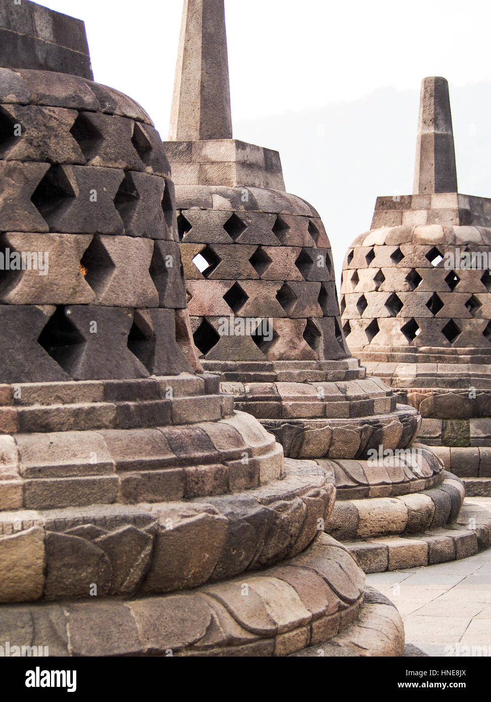 Les stupas en forme de cloche, décorer le Borobudur temple près de Yogyakarta en Indonésie. Banque D'Images