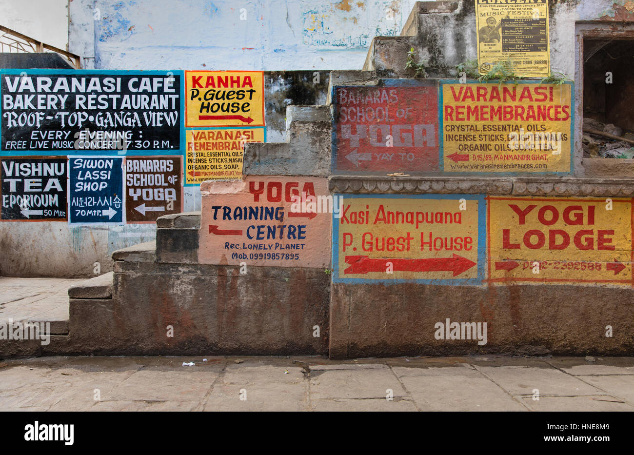 Les panneaux peints à la main de yoga publicité lodges, les écoles de musique et restaurants à Varanasi, en Inde, l'une des destinations touristiques les plus populaires. Banque D'Images