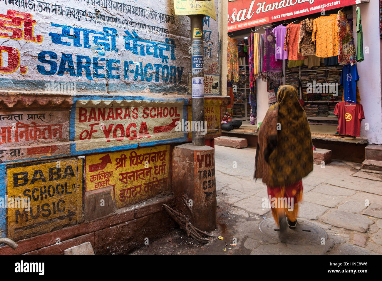Les panneaux peints à la main de yoga publicité lodges, les écoles de musique et restaurants à Varanasi, en Inde, l'une des destinations touristiques les plus populaires. Banque D'Images