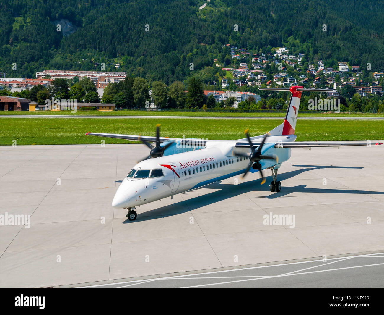 Austrian Airlines, Austrian Arrows 'aussi' ou "Lauda Air", de Haviland Dash 8 taxi-ing à l'aéroport d'Innsbruck en Autriche. Banque D'Images