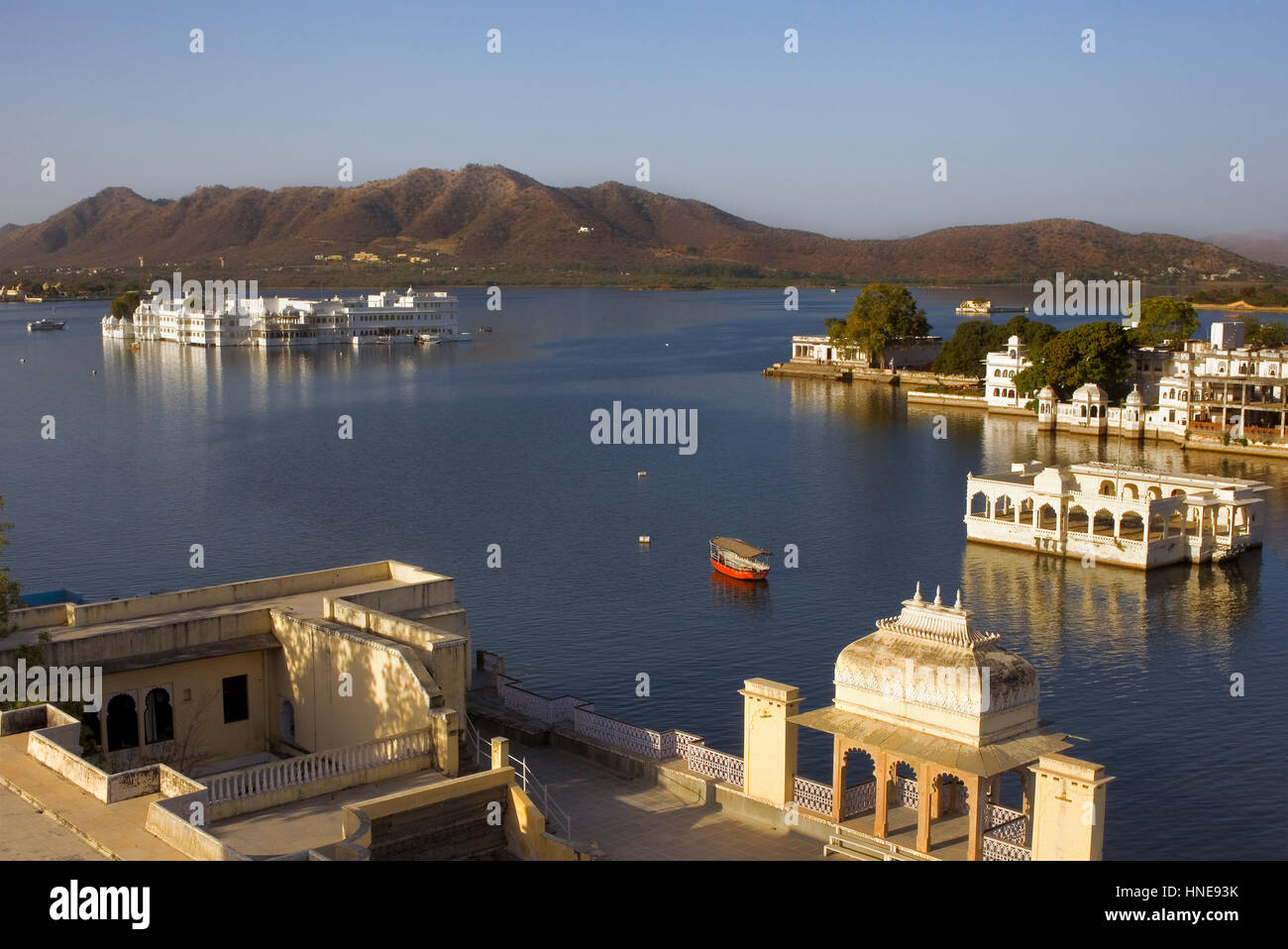 Vue sur le lac Pichola au Lac Palace Hotel, Udaipur, Rajasthan, Inde Banque D'Images