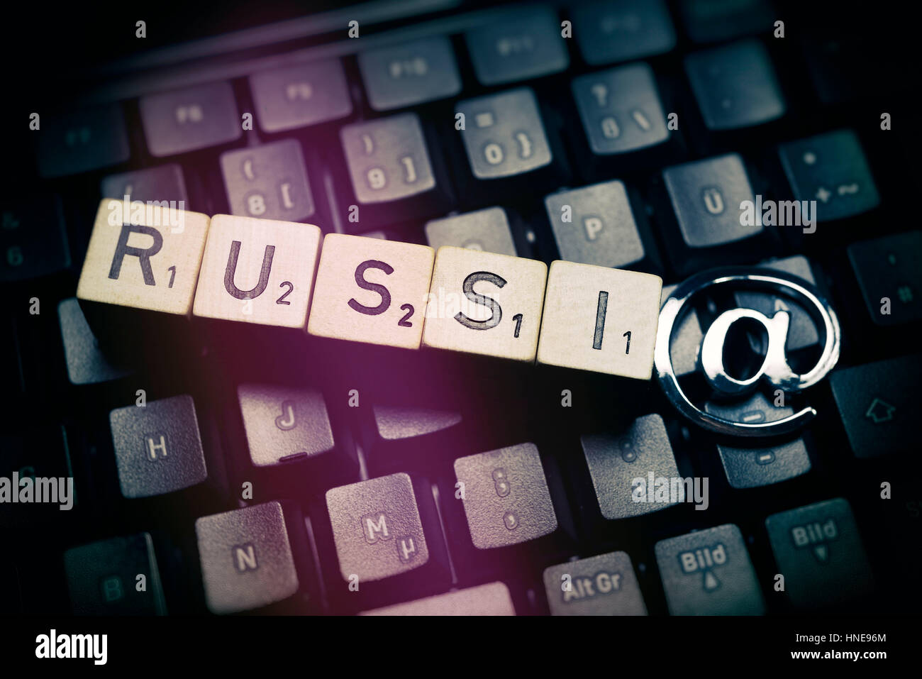 Cube lettres forment le mot Russie sur un clavier d'ordinateur, Würfelbuchstaben formen das Wort Russie auf einer Computertastatur Banque D'Images