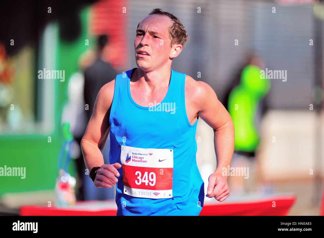 Mike Roth des États-Unis au cours de la 2016 Marathon de Chicago alors qu'il traversait la ville, quartier Chinatown sur 22 kilomètres dans la course. Banque D'Images