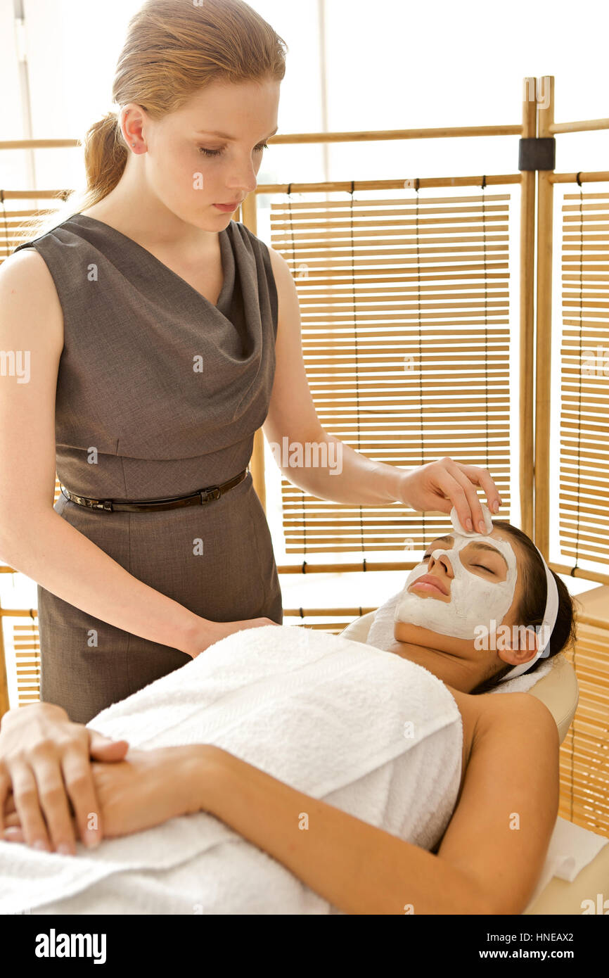 Young woman receiving spa en faciale Banque D'Images