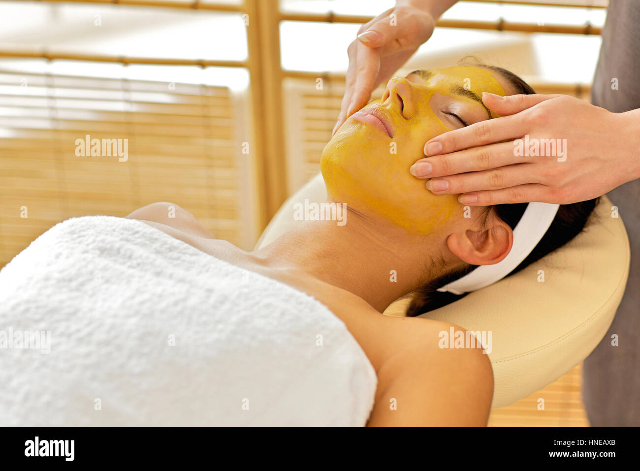 Young woman receiving facial treatment in spa Banque D'Images
