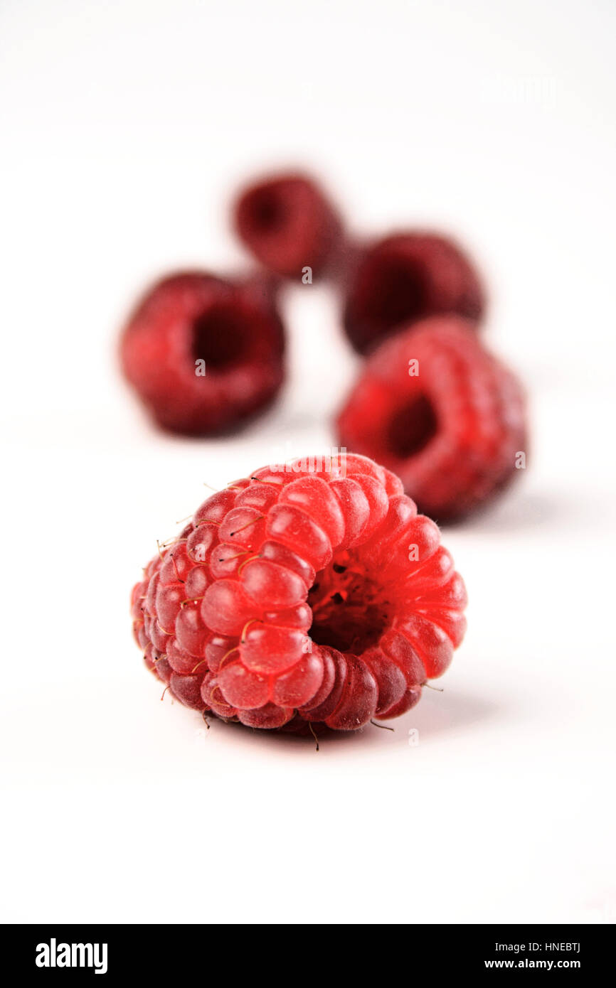 Les framboises rouges sur fond blanc Banque D'Images