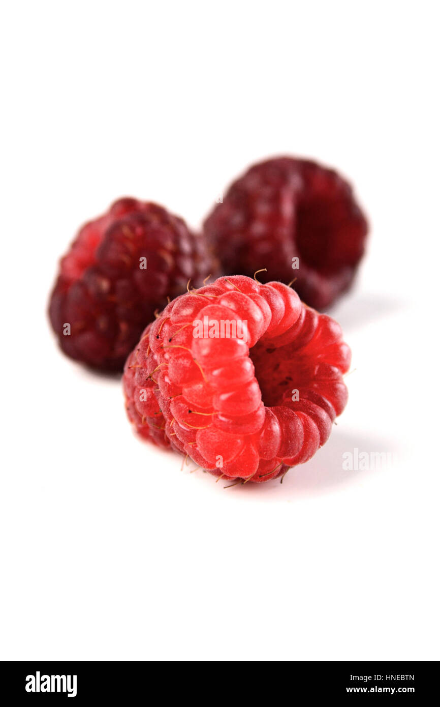 Les framboises rouges sur fond blanc Banque D'Images
