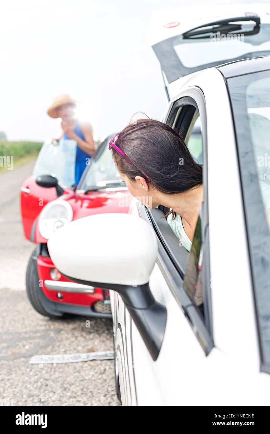 Femme recherche femme à s'écraser sur la voiture Banque D'Images