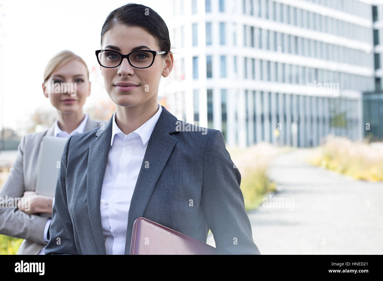 Portrait of smiling businesswoman with colleague in background Banque D'Images