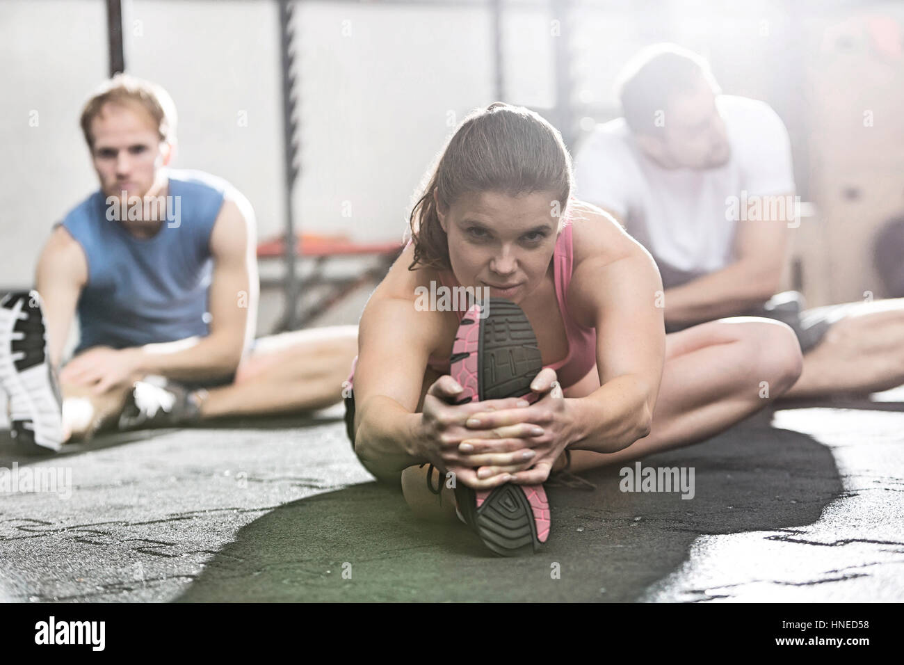 Portrait of woman exercising in crossfit gym Banque D'Images