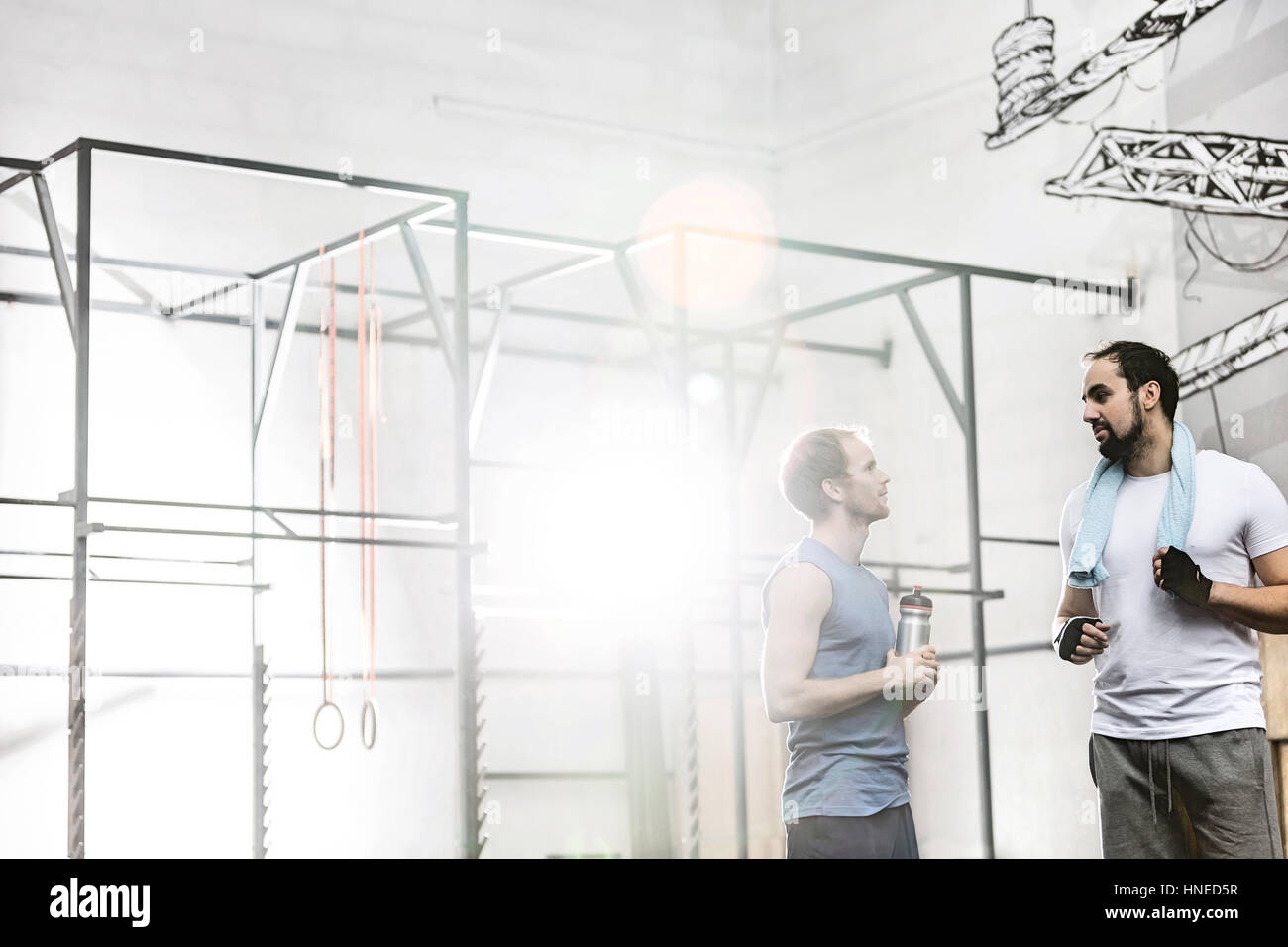 Crossfit gym hommes converser dans Banque D'Images