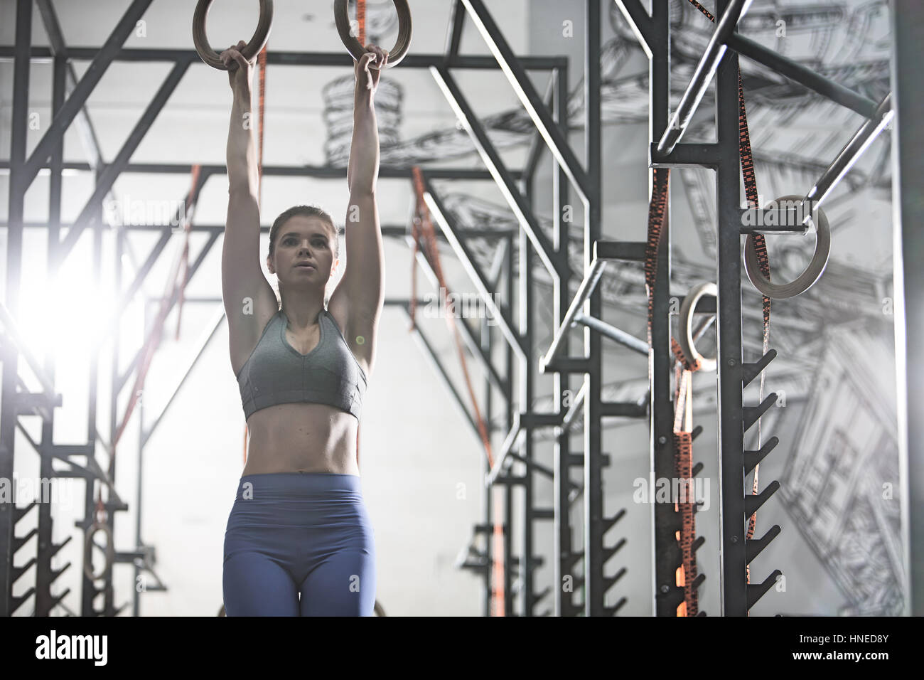 Woman exercising with gymnastic rings dans sport crossfit Banque D'Images