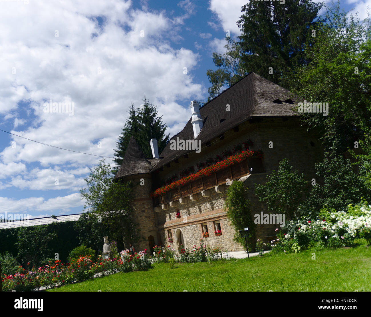 Jardin et bâtiments de la monastère Moldovita, Roumanie Banque D'Images