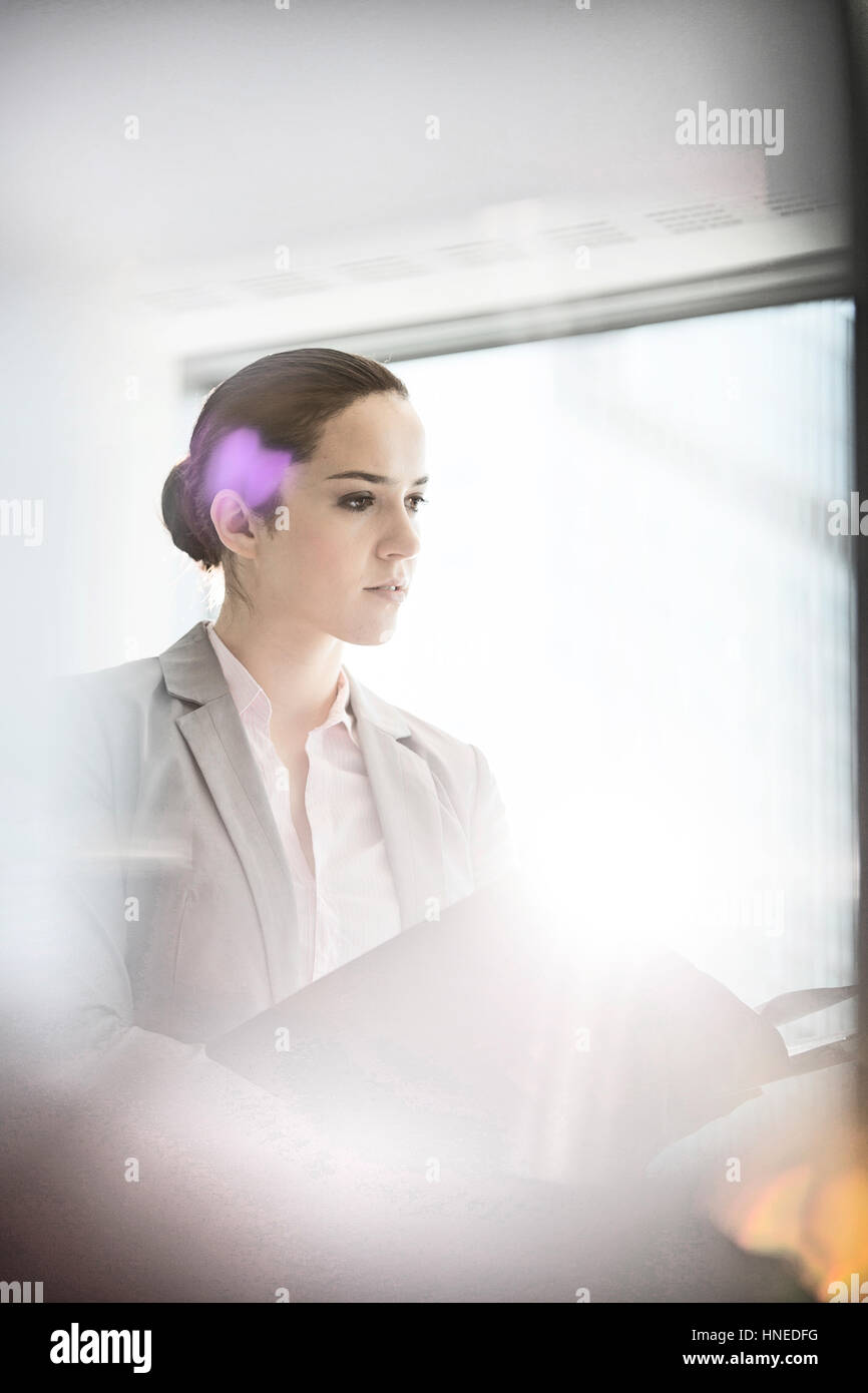 Young businesswoman avec fichier dossier in office Banque D'Images