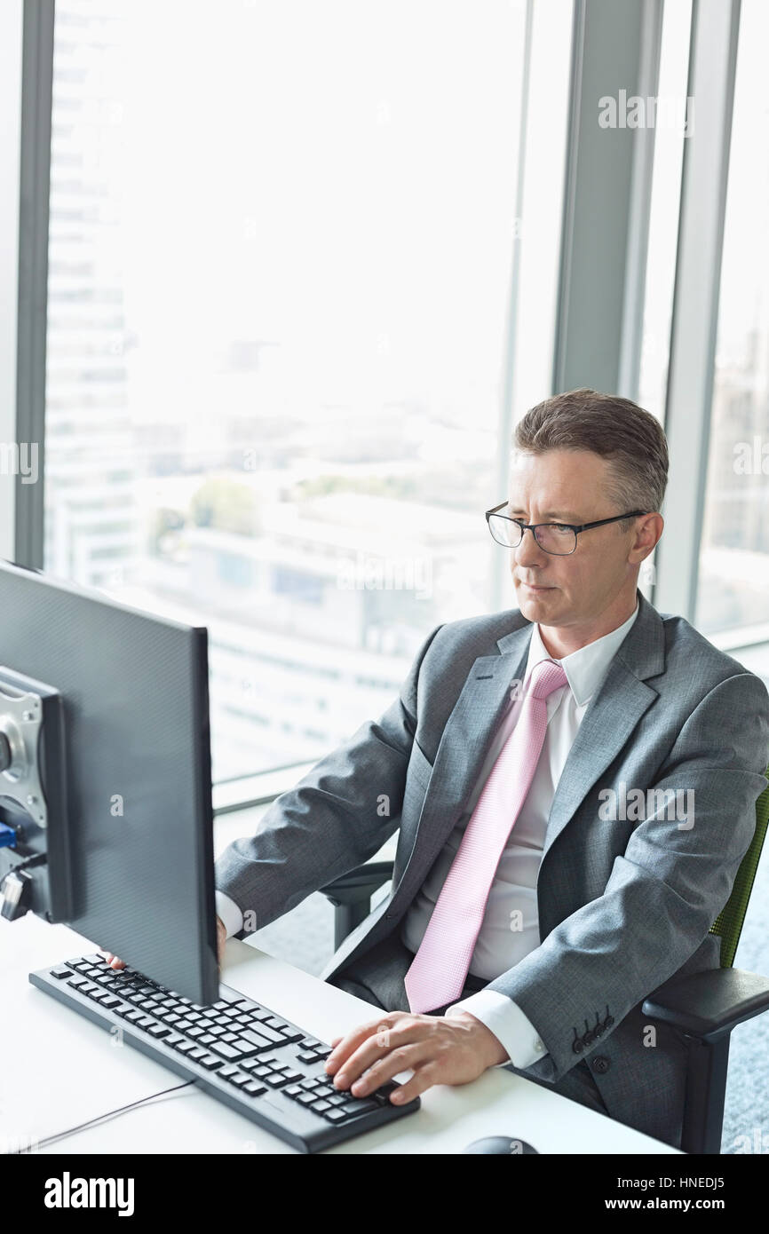 Mature businessman working on computer in office Banque D'Images